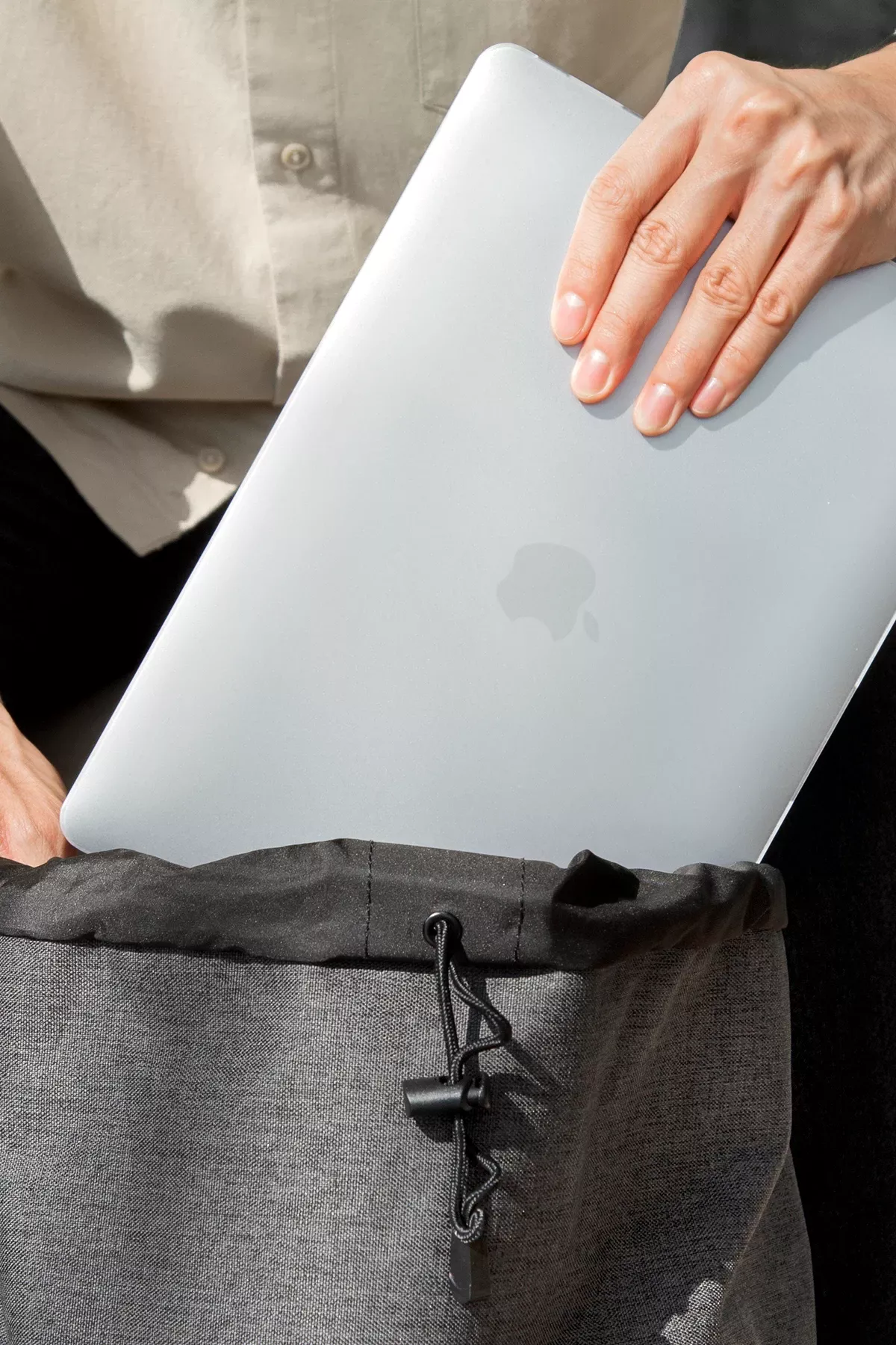 Uniq Macbook Air 15 (2024) Vero Macbook Kapak Şeffaf - Görsel 4